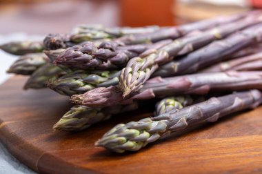 Bahar mevsimi, yeni Hollanda hasadı, Alman mor kuşkonmazı, bir sürü çiğ mor kuşkonmaz..