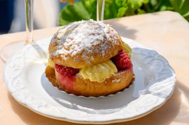 Kek Tarte tropezienne veya La Tarte de Saint-Tropez - kremalı ve taze meyveli çöreklerden oluşan tatlı pasta.