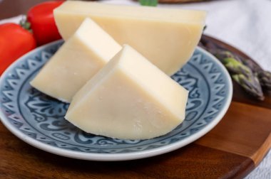 İtalyan peyniri, Cremona 'dan gelen Provolone Dolce inek peyniri zeytin ekmeği ve domatesle servis ediliyor..