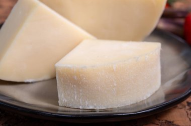 İtalyan peyniri, Cremona 'dan gelen Provolone Dolce inek peyniri zeytin ekmeği ve domatesle servis ediliyor..