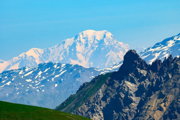 Güneşli yaz gününde Col du Calibier dağından Alplerin ve Batı Avrupa 'nın en yüksek dağının beyaz karlı tepesinde Hautes Alpes, Fransa