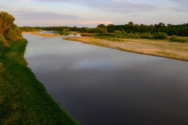 Pont de Pouilly-sur-Loire Köprüsü 'nden kaynaktan 496 km, Pouilly-sur-loire yakınlarındaki Loire Nehri' nden 496 km uzaklıkta.