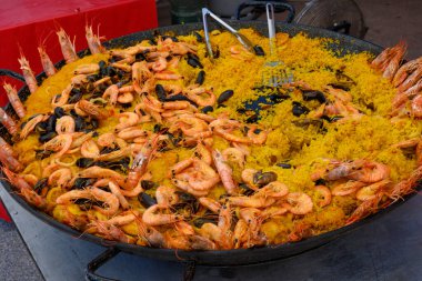 Fransa 'da sokak yemekleri, taze rengarenk paella pilav ve deniz ürünleri sokak pazarında yenmeye hazır.
