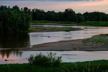 Pont de Pouilly-sur-Loire Köprüsü 'nden kaynaktan 496 km, Pouilly-sur-loire yakınlarındaki Loire Nehri' nden 496 km uzaklıkta.