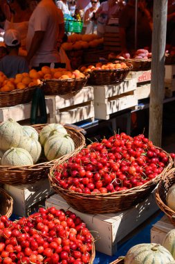 Luberon, Venasque köyünden taze, kırmızı, tatlı yaz meyveleri mevsimi, Fransa 'nın Provence, Port Grimaud kentindeki çiftçi pazarında satılık kiraz.