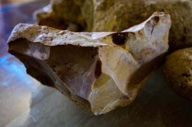 Pouilly-Fume adreslerindeki mahzenlerde şarap turu, Pouilly-Fume adreslerinin toprakları, çakıl taşları, kil taşı, caillottes kireçtaşı fosilleri, Pouilly-sur-Loire, Fransa