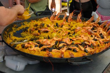 Fransa 'da sokak yemekleri, taze rengarenk paella pilav ve deniz ürünleri sokak pazarında yenmeye hazır.