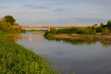 Pont de Pouilly-sur-Loire köprüsünün görüntüsü kaynaktan 496 km uzakta ve Loire nehrinin girişinden 496 km uzakta, Pouilly-sur-loire, Orta Fransa yaz günbatımında.