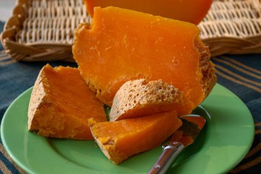 Fransız peyniri Mimolette 'in parçaları, Lille' de özel peynir akarları tarafından yapılan grimsi körfezle üretiliyor.