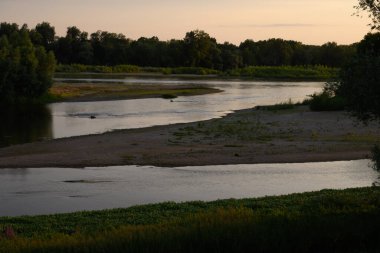 Pont de Pouilly-sur-Loire Köprüsü 'nden kaynaktan 496 km, Pouilly-sur-loire yakınlarındaki Loire Nehri' nden 496 km uzaklıkta.