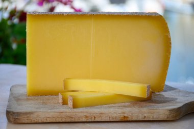 Fransız peyniri kontu, üç çeşit, 1 yıl olgunlaşmış prestij, meyveli meyve aromalı meyve ve Vieille Rezervi yakın plan.