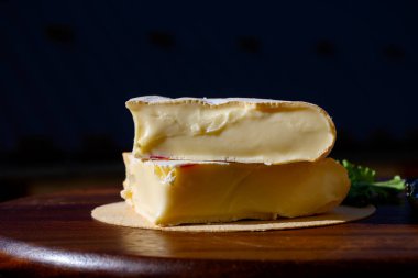 Peynir koleksiyonu, Fransız reblochon de savoie gratin inek sütlü peynir. Güneşli bir günde açık havada servis edilir.