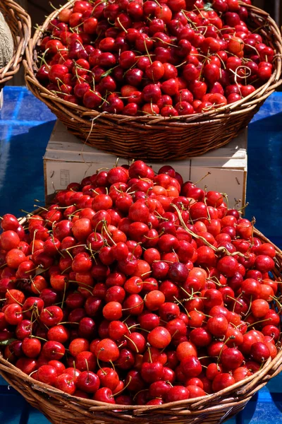 Nuova Stagione Frutta Matura Rossa Dolce Ciliegia Estiva Dal Villaggio — Foto Stock