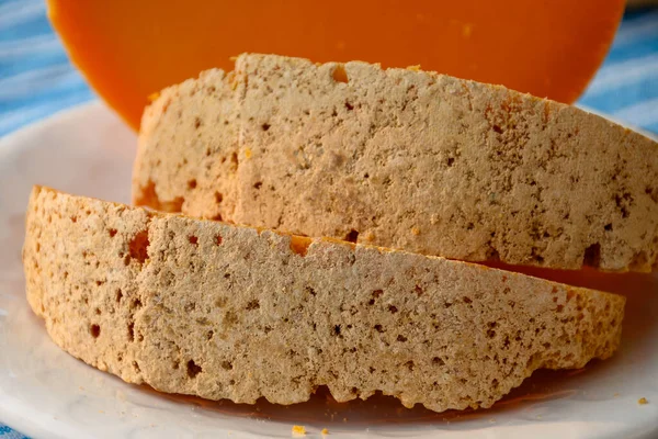 Fransız peyniri Mimolette 'in parçaları, Lille' de özel peynir akarları tarafından yapılan grimsi körfezle üretiliyor.