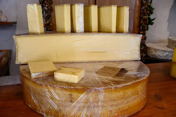 グレイブスキー村のファーマーショップ アルプス フランス 販売のためのチーズ フランス語でレタリング 2021年9月に作られたボーフォートチーズ 農家チーズ クローズアップ — ストック写真
