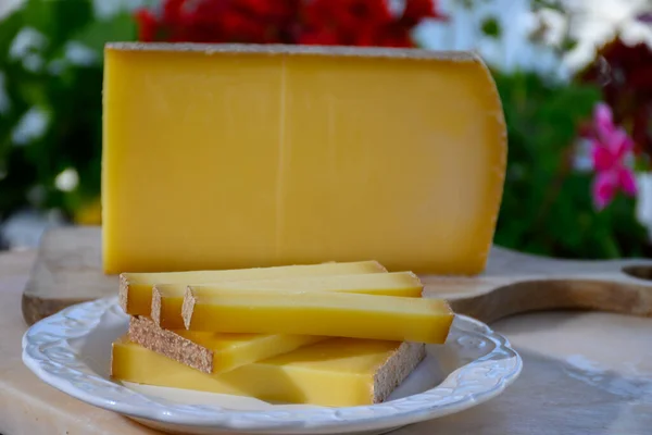 法国奶酪伯爵 三个品种 一年到头成熟成熟 果香浓郁的水果和维维尔保护区特写 — 图库照片