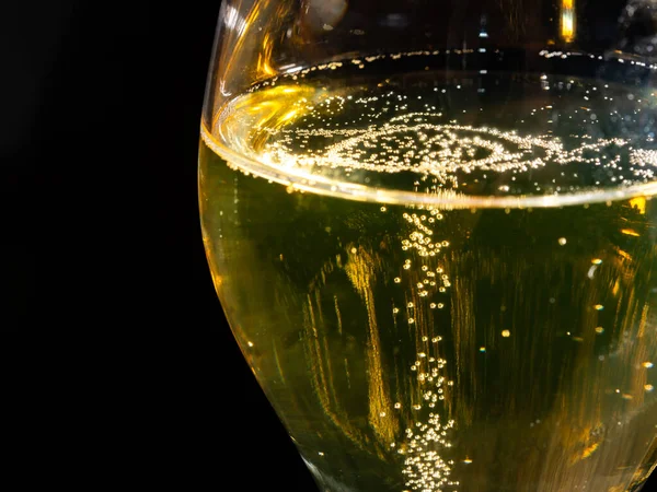 Bir Bardak Fransız Şampanyası Köpüklü Siyah Arka Plan Köpüklü Şampanya — Stok fotoğraf