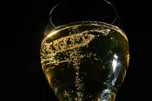 Szklanka Francuskiego Wina Musującego Szampana Bąbelkami Ciemnym Tle Złote Bąbelki — Zdjęcie stockowe