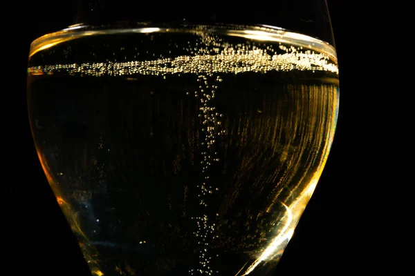 Ποτήρι Γαλλικού Αφρώδους Κρασιού Σαμπάνιας Φυσαλίδες Σκούρο Φόντο Χρυσές Φυσαλίδες — Φωτογραφία Αρχείου