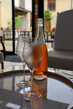 Grand Cru şarap üreticisi küçük bir köy olan Ambonnay, Champagne, Fransa 'da şampanya üreten eski bir şampanyada köpüklü soğuk büyük cru şarabı tatmak.