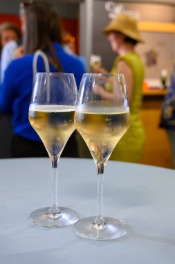 Fransız şampanyası, Cote des Bar 'da hafta sonu şampanya festivali güzergahında köpüklü beyaz şarap tatmak.