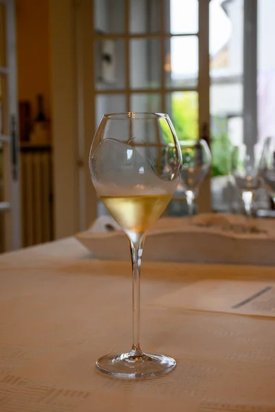 Provning Kallt Grand Cru Mousserande Vitt Vin Med Bubblor Champagne — Stockfoto