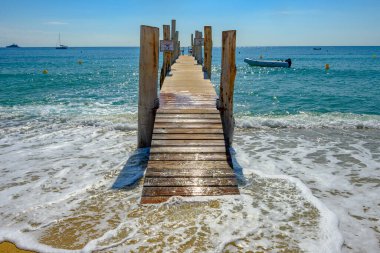 Saint-Tropez yakınlarındaki efsanevi Pampelonne sahilinin berrak mavi suları Fransız Riviera, Fransa, Cote d 'Azur' un beyaz kumlu sahillerinde yaz tatili.