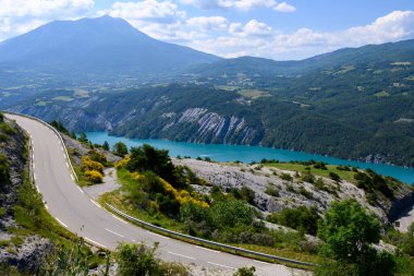 Serre-Poncon 'un mavi gölü, Hautes-Alpes ve Haute-de-Haute Provence departmanları arasındaki rezervuar sınırı, Batı Avrupa' nın en büyük departmanlarından biri.