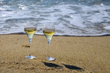 Provence 'de yaz zamanı, iki bardak soğuk şampanya. Güneşli bir günde Saint-Tropez yakınlarındaki kumlu plajda köpüklü şarap. Var Bölümü, Fransa' da tatil.