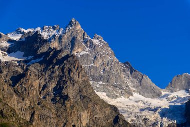 La Grave La Meije Kayak Merkezi, Alpler 'de benzersiz, güneşli yaz mevsiminde Fransa' nın La Meije, Massif des Ecrins, Hautes Alpes tepelerinde tek katlı yamaçlı, serbest, manzaralı.