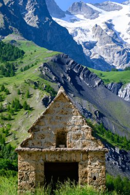 La Grave, Fransa 'nın güneydoğusundaki Hautes-Alpes kasabası Fransız Alpleri' nde dağ zirvesi La Meije 'nin hakim olduğu ekstrem kayakçılar için küçük bir kayak merkezi.