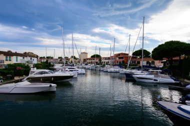 Port Grimaud 'da renkli evler, Akdeniz' de bir köy yat limanı, Provence, Fransa 'da yaz tatili..