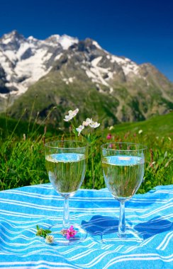 Savoy bölgesinden Roussette de Savoie veya Vin de Savoie şarabı, Fransa 'nın Alpes dağlarında Col du Lautaret' in çiçek açan alp çayırlarında mevcuttur..