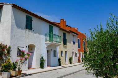 Port Grimaud 'da renkli evler, Akdeniz' de bir köy yat limanı, Provence, Fransa 'da yaz tatili..