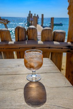 Provence 'de yaz partisi zamanı, güneşli bir günde Saint-Tropez yakınlarındaki Pampelonne kumsalında buzlu bir bardak gül şarabı, Var Bölümü, Fransa