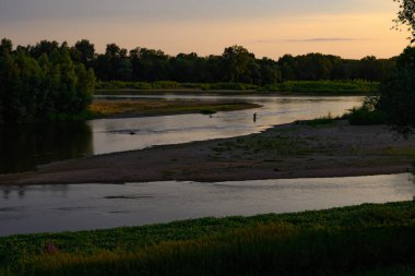 Pont de Pouilly-sur-Loire Köprüsü 'nden kaynaktan 496 km, Pouilly-sur-loire yakınlarındaki Loire Nehri' nden 496 km uzaklıkta.