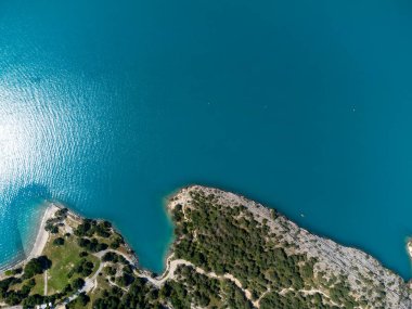 Serre-Poncon 'un mavi gölü üzerindeki hava manzarası, Hautes-Alpes ve Haute-de-Haute Provence departmanları arasındaki rezervuar sınırı, Batı Avrupa' nın en büyük bölümlerinden biri.