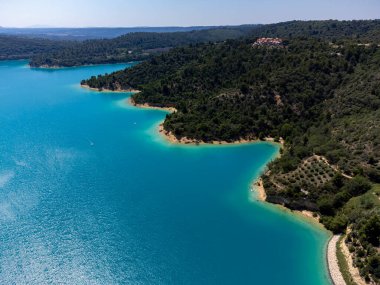 Serre-Poncon 'un mavi gölü üzerindeki hava manzarası, Hautes-Alpes ve Haute-de-Haute Provence departmanları arasındaki rezervuar sınırı, Batı Avrupa' nın en büyük bölümlerinden biri.