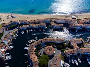 Saint-Tropez Körfezi 'nin mavi suları, tekneler, Port Grimaud ve Cogolin' deki evler, Akdeniz 'deki yatlı köyler, Provence, Fransa' da yaz tatili.