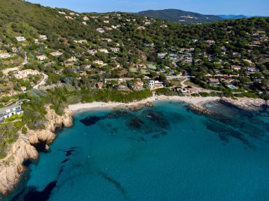 Fransız Riviera 'sında yaz tatilleri, kayalıkların ve kumlu sahil Escalet' nin hava manzarası Ramatuelle ve Saint-Tropez yakınlarında berrak mavi su, Var, Fransa, Cote d 'Azur