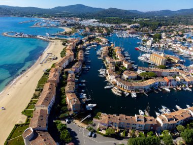 Saint-Tropez Körfezi 'nin mavi sularındaki Arial manzarası, kumlu plaj, Port Grimaud' daki evler, Akdeniz kıyısındaki yatlı köy, Provence, Fransa 'da yaz tatili..