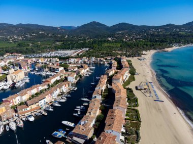 Saint-Tropez Körfezi 'nin mavi sularındaki Arial manzarası, kumlu plaj, Port Grimaud' daki evler, Akdeniz kıyısındaki yatlı köy, Provence, Fransa 'da yaz tatili..