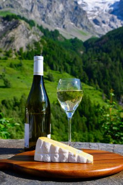 Peynir ve şarap, Savoy bölgesinden beyaz Roussette de Savoie ve Vin de Savoie şarabı. Üstünde mavi peynir ve Hautes Alpes Dağları 'nın tepesinde kar var.