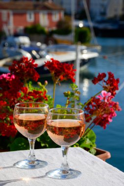 Port Grimaud limanında yat limanında soğuk gül Cote de Provence şarabı, Fransa 'nın Provence şehrinde Fransız Rivierası' nda yaz tatili.