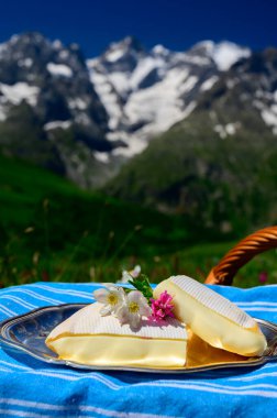 Peynir koleksiyonu, Fransız reblochon de savoie gratin inek sütlü peyniri açık havada servis edilir yeşil çayırlar ve Fransız Als dağlarının karlı tepeleri