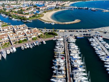 Saint-Tropez Körfezi 'nin mavi suları, tekneler, Port Grimaud ve Cogolin' deki evler, Akdeniz 'deki yatlı köyler, Provence, Fransa' da yaz tatili.