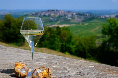 Sancerre Chavignol üzüm bağlarından alınmış beyaz şarap kadehleri ve Sancerre köyü yakınlarındaki çakıl taşı toprağı örneği, Cher, Loire vadisi, Fransa.