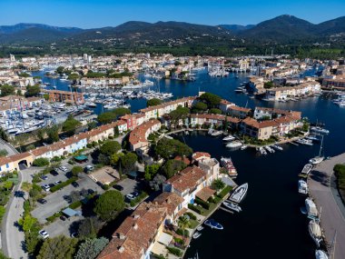 Saint-Tropez Körfezi 'nin mavi suları, tekneler, Port Grimaud ve Cogolin' deki evler, Akdeniz 'deki yatlı köyler, Provence, Fransa' da yaz tatili.
