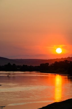 Pont de Pouilly-sur-Loire Köprüsü 'nden kaynaktan 496 km, Pouilly-sur-loire yakınlarındaki Loire Nehri' nden 496 km uzaklıkta.