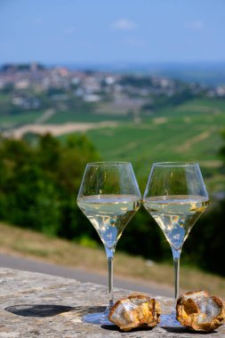 Sancerre Chavignol üzüm bağlarından alınmış beyaz şarap kadehleri ve Sancerre köyü yakınlarındaki çakıl taşı toprağı örneği, Cher, Loire vadisi, Fransa.
